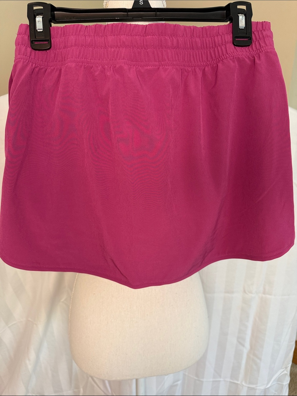 Calia brand fuschia colored skort.  Size Small, front pockets,mesh shorts - Picture 4 of 7
